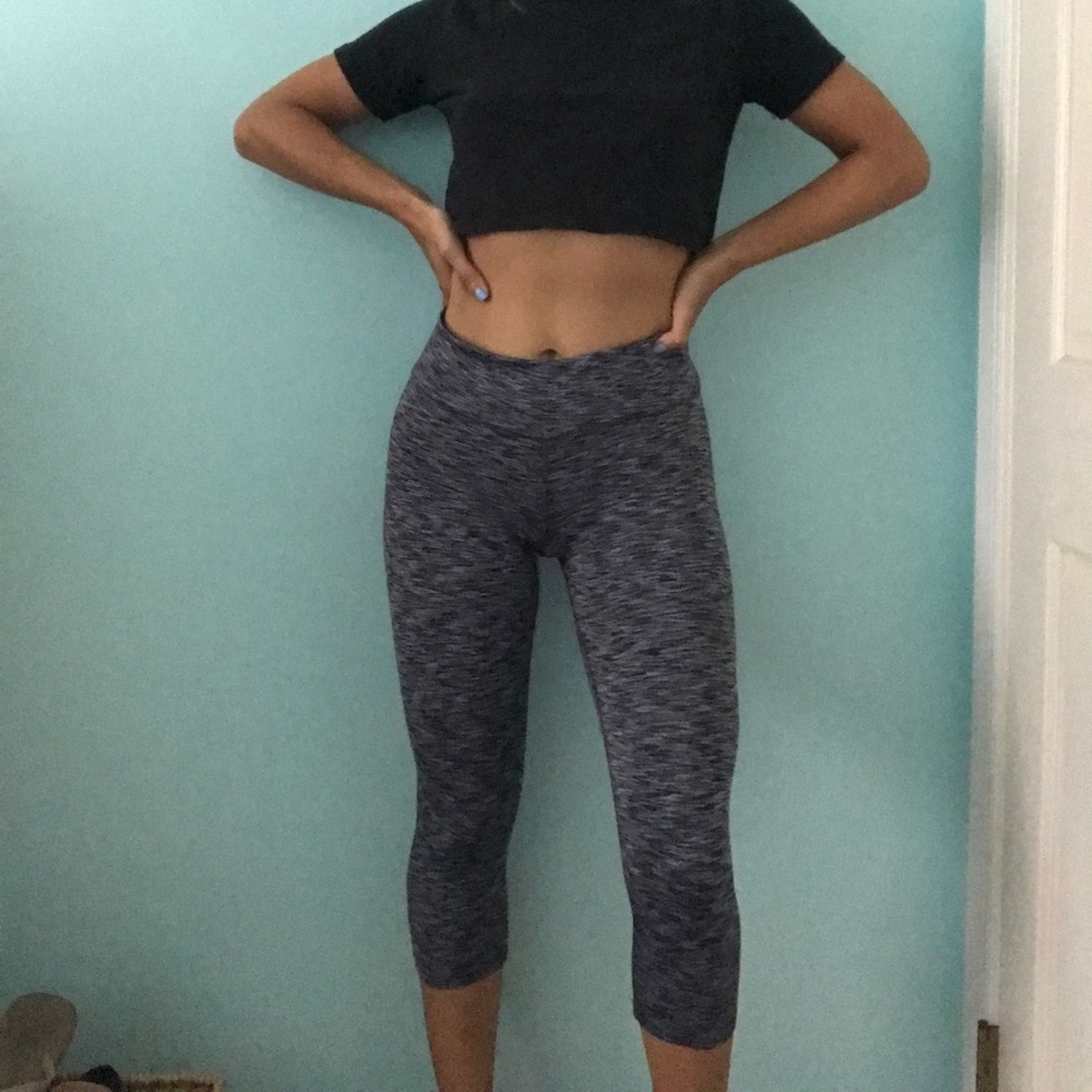 Mid Rise Capri Leggings - Picture 7 of 7